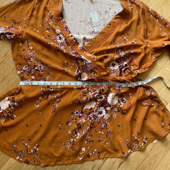 🍂CLEAROUT Gold Floral Crochet Wrap Top - Picture 9 of 11